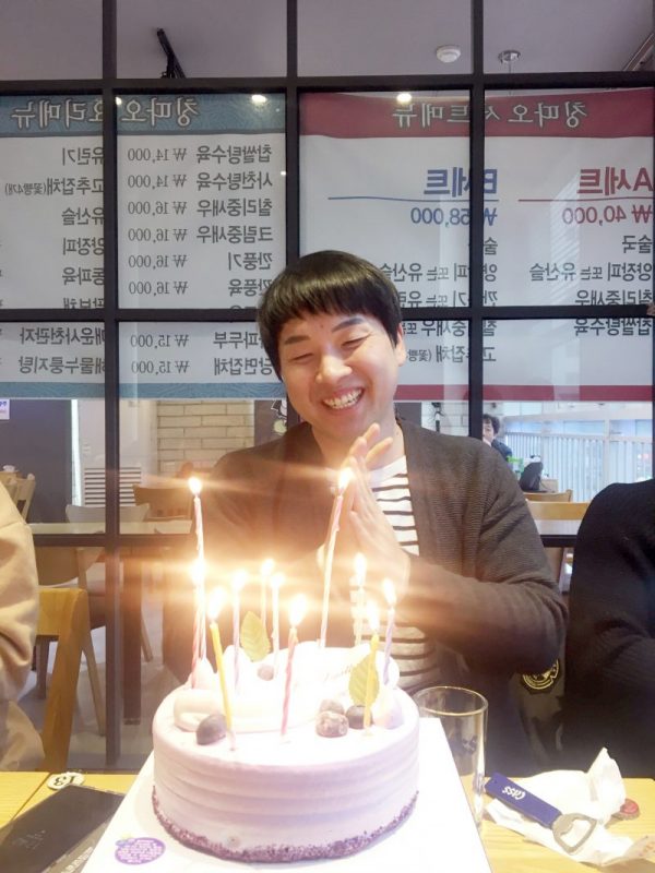 관광 직원 Nell의 생일 ​​파티