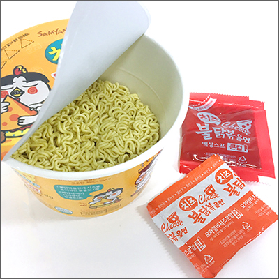 Большая миска с сыром рамён со вкусом острой курицы