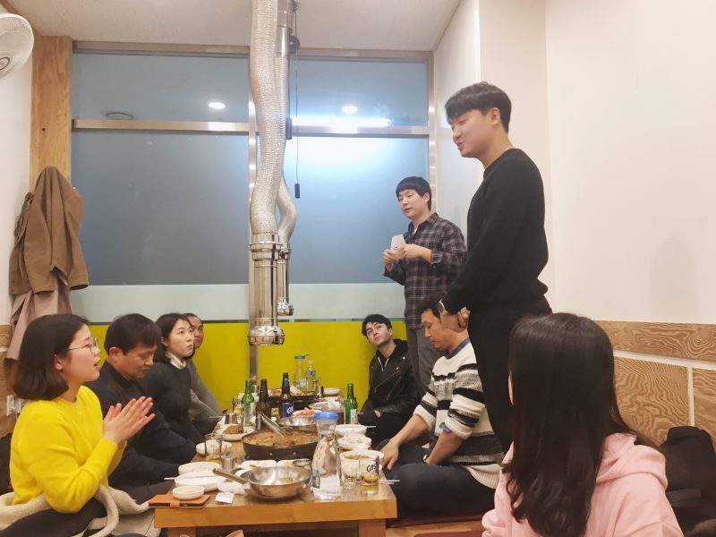 Ежемесячный корпоративный ужин на прощальной вечеринке Амелы