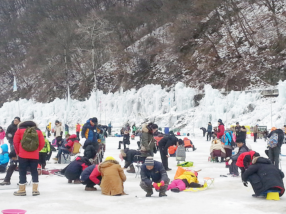 Kết quả hình ảnh cho Cheongpyeong Snow Festival