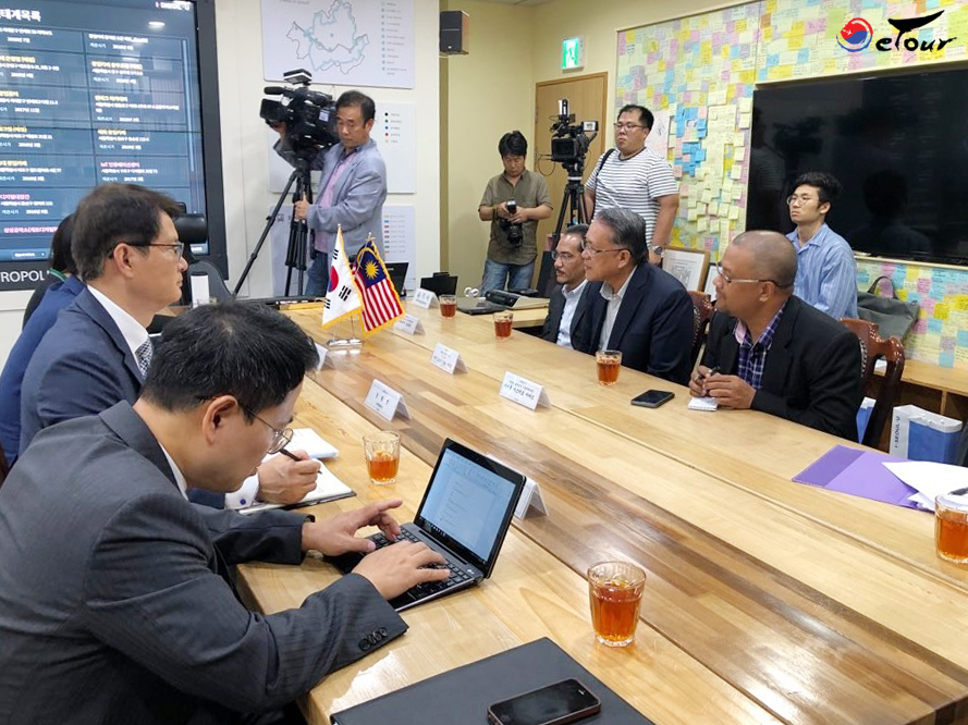 The mayor of Kuala Lumpur, Tan Sri Datuk Seri Haji Mhd Amin Nordin bin Abdul Aziz visited Seoul mayor, Park Won-Soon, to talk about mutual cooperation between the two cities on 16th Sept 2018 at 10:20AM KST. On 17th and 18th, Amin Nordin used private tour services from Etourism, but the pictures of him taking the tour are not open to the public as he wished to be kept as private.