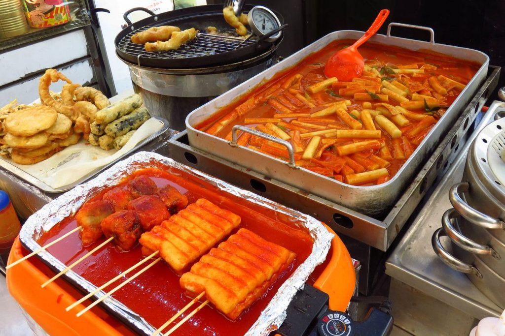 Baguette Coréenne Sélective Choisie Odeng Dans Un Bol De Tteokbokki,  Nourriture De Rue Populaire En Corée Du Sud