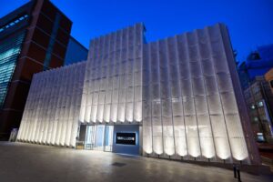 Внешний вид 1MILLION Dance Studio (ночь)