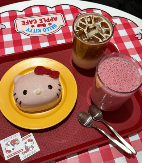 Hello kitty apple café